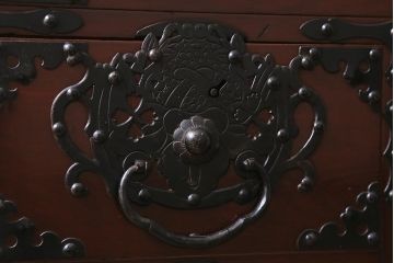 中古　米沢箪笥　鋲と凝った金具の意匠が目を引く手許箪笥(R-039956)(定価約41万円)です。