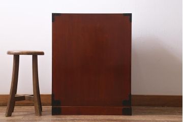 中古　米沢箪笥　鋲と凝った金具の意匠が目を引く手許箪笥(R-039956)(定価約41万円)です。