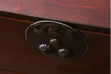 アンティーク家具　和製アンティーク　大正期　前面ケヤキ材　二本松箪笥　縁起物の金具が魅力の重ね箪笥(引き出し、衣装箪笥)(R-039959)