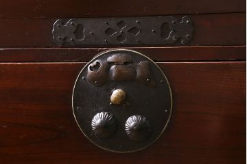 アンティーク家具　和製アンティーク　大正期　前面ケヤキ材　二本松箪笥　縁起物の金具が魅力の重ね箪笥(引き出し、衣装箪笥)(R-039959)