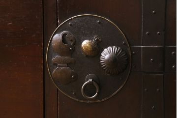アンティーク家具　和製アンティーク　大正期　前面ケヤキ材　二本松箪笥　縁起物の金具が魅力の重ね箪笥(引き出し、衣装箪笥)(R-039959)