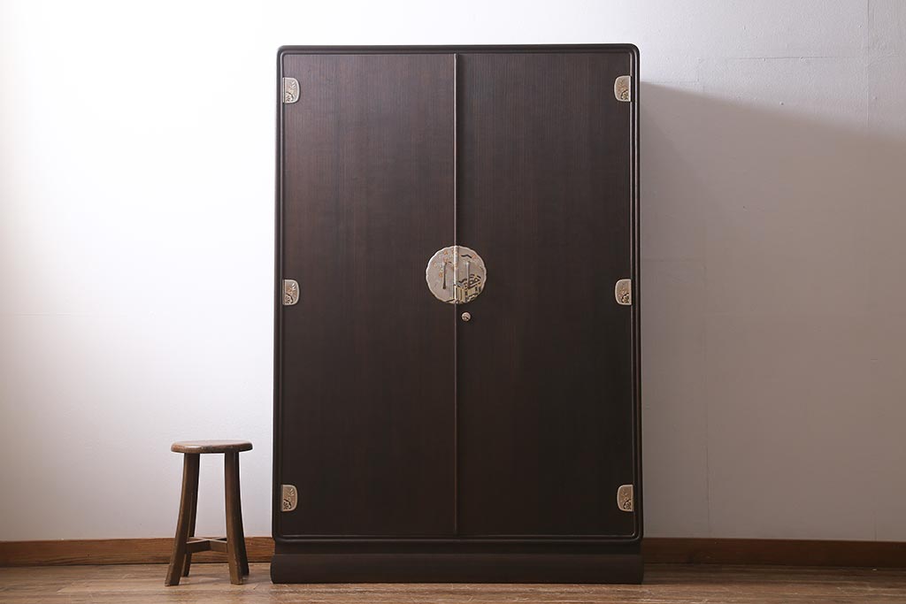 中古　国産高級家具　厚手桐材　隠し付き　桜と御所車の金具が優美な桐箪笥(衣装タンス、洋服タンス、桐たんす)(定価約90万円)(R-039973)