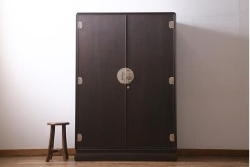 中古　国産高級家具　厚手桐材　隠し付き　桜と御所車の金具が優美な桐箪笥(衣装タンス、洋服タンス、桐たんす)(定価約90万円)(R-039973)