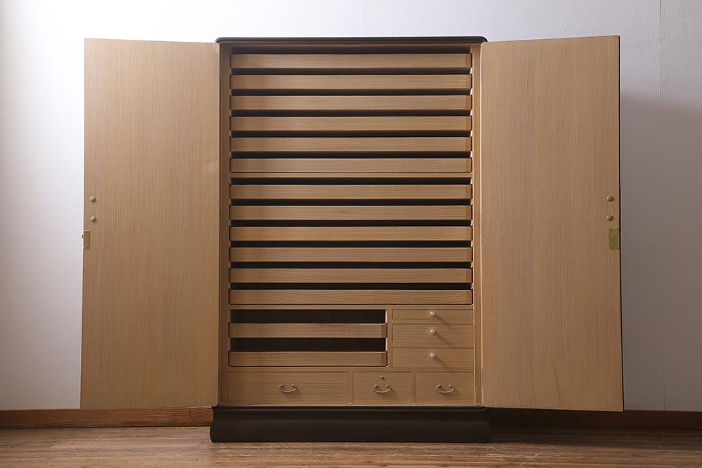 中古　国産高級家具　厚手桐材　隠し付き　桜と御所車の金具が優美な桐箪笥(衣装タンス、洋服タンス、桐たんす)(定価約90万円)(R-039973)