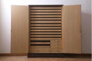 中古　国産高級家具　厚手桐材　隠し付き　桜と御所車の金具が優美な桐箪笥(衣装タンス、洋服タンス、桐たんす)(定価約90万円)(R-039973)