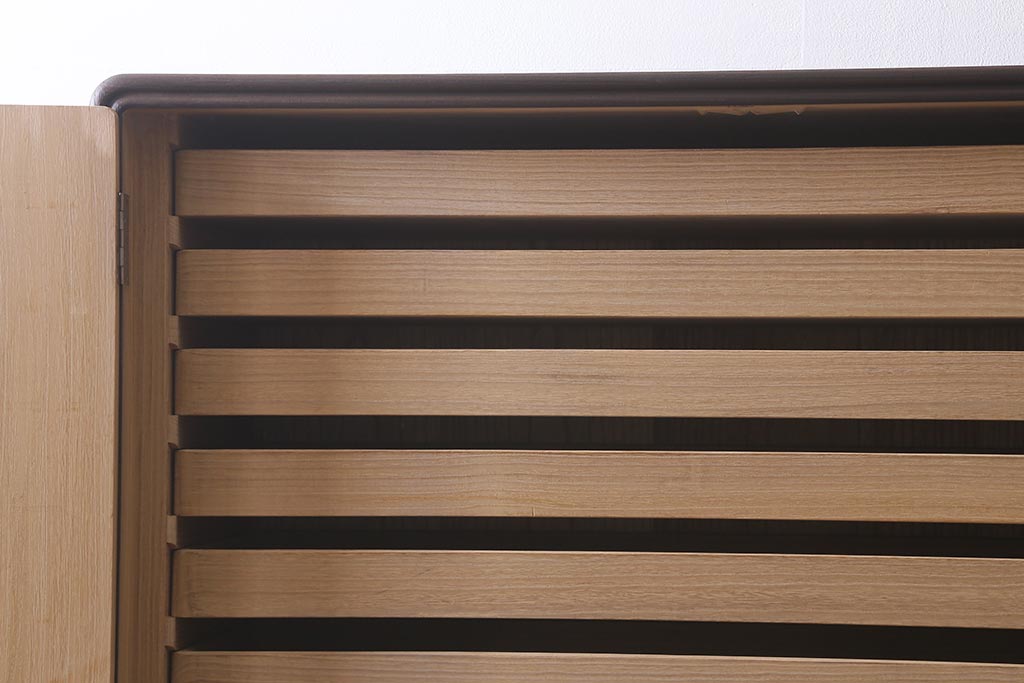 中古　国産高級家具　厚手桐材　隠し付き　桜と御所車の金具が優美な桐箪笥(衣装タンス、洋服タンス、桐たんす)(定価約90万円)(R-039973)