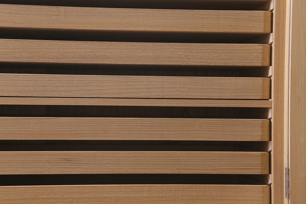 中古　国産高級家具　厚手桐材　隠し付き　桜と御所車の金具が優美な桐箪笥(衣装タンス、洋服タンス、桐たんす)(定価約90万円)(R-039973)