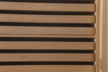 中古　国産高級家具　厚手桐材　隠し付き　桜と御所車の金具が優美な桐箪笥(衣装タンス、洋服タンス、桐たんす)(定価約90万円)(R-039973)