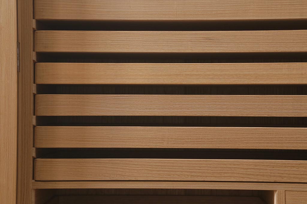 中古　国産高級家具　厚手桐材　隠し付き　桜と御所車の金具が優美な桐箪笥(衣装タンス、洋服タンス、桐たんす)(定価約90万円)(R-039973)