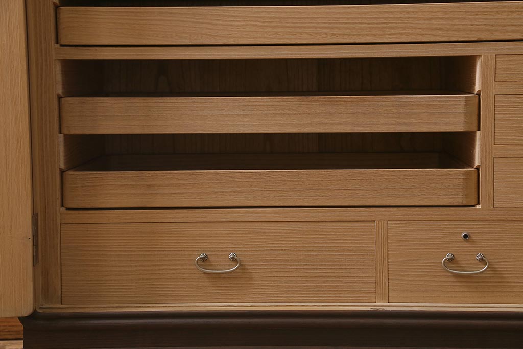 中古　国産高級家具　厚手桐材　隠し付き　桜と御所車の金具が優美な桐箪笥(衣装タンス、洋服タンス、桐たんす)(定価約90万円)(R-039973)