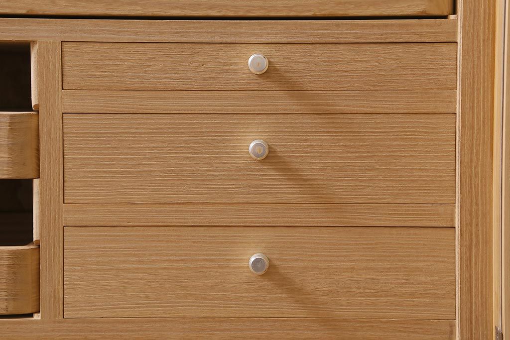 中古　国産高級家具　厚手桐材　隠し付き　桜と御所車の金具が優美な桐箪笥(衣装タンス、洋服タンス、桐たんす)(定価約90万円)(R-039973)