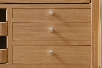 中古　国産高級家具　厚手桐材　隠し付き　桜と御所車の金具が優美な桐箪笥(衣装タンス、洋服タンス、桐たんす)(定価約90万円)(R-039973)