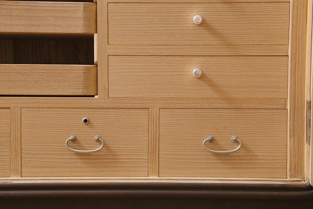 中古　国産高級家具　厚手桐材　隠し付き　桜と御所車の金具が優美な桐箪笥(衣装タンス、洋服タンス、桐たんす)(定価約90万円)(R-039973)