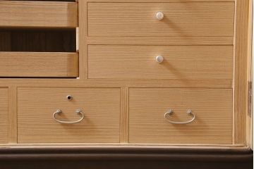 中古　国産高級家具　厚手桐材　隠し付き　桜と御所車の金具が優美な桐箪笥(衣装タンス、洋服タンス、桐たんす)(定価約90万円)(R-039973)