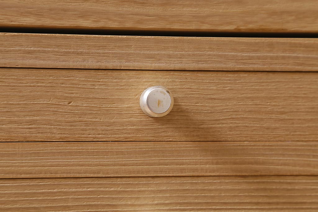 中古　国産高級家具　厚手桐材　隠し付き　桜と御所車の金具が優美な桐箪笥(衣装タンス、洋服タンス、桐たんす)(定価約90万円)(R-039973)