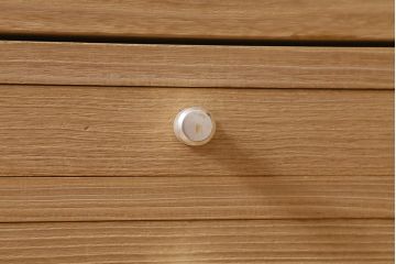 中古　国産高級家具　厚手桐材　隠し付き　桜と御所車の金具が優美な桐箪笥(衣装タンス、洋服タンス、桐たんす)(定価約90万円)(R-039973)