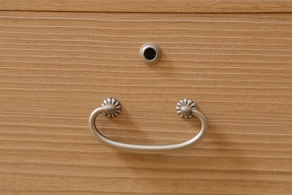 中古　国産高級家具　厚手桐材　隠し付き　桜と御所車の金具が優美な桐箪笥(衣装タンス、洋服タンス、桐たんす)(定価約90万円)(R-039973)