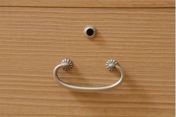 中古　国産高級家具　厚手桐材　隠し付き　桜と御所車の金具が優美な桐箪笥(衣装タンス、洋服タンス、桐たんす)(定価約90万円)(R-039973)