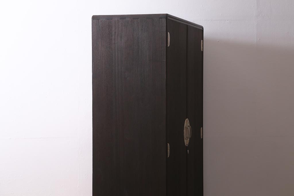 中古　国産高級家具　厚手桐材　隠し付き　桜と御所車の金具が優美な桐箪笥(衣装タンス、洋服タンス、桐たんす)(定価約90万円)(R-039973)