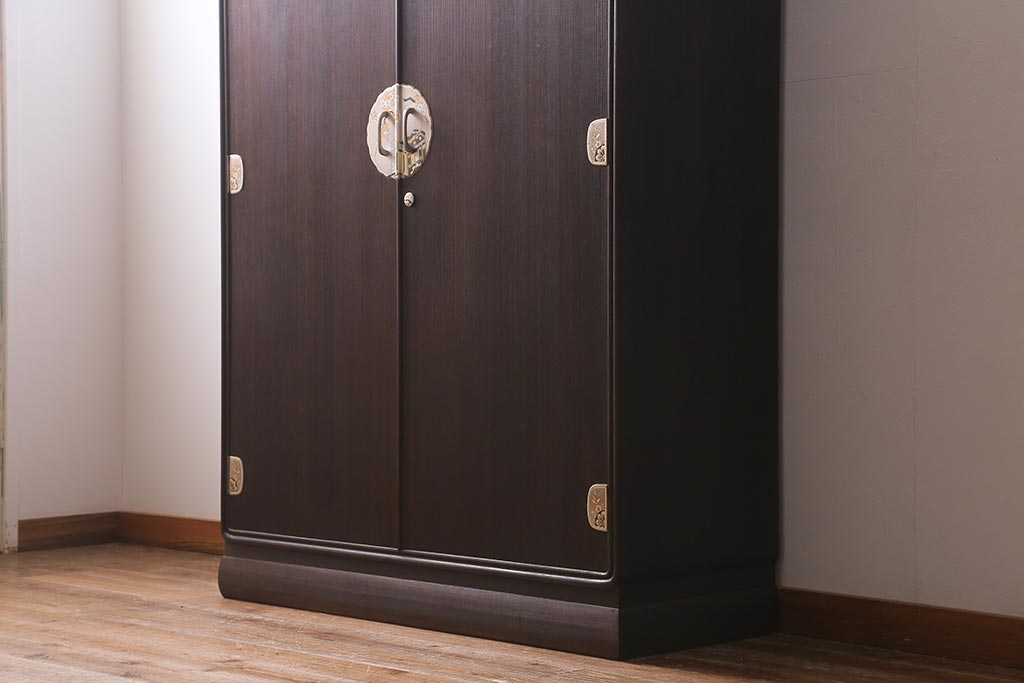 中古　国産高級家具　厚手桐材　隠し付き　桜と御所車の金具が優美な桐箪笥(衣装タンス、洋服タンス、桐たんす)(定価約90万円)(R-039973)