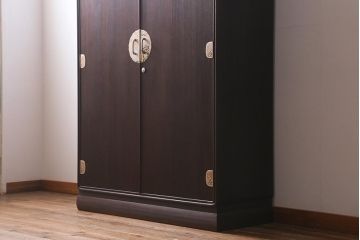 中古　国産高級家具　厚手桐材　隠し付き　桜と御所車の金具が優美な桐箪笥(衣装タンス、洋服タンス、桐たんす)(定価約90万円)(R-039973)