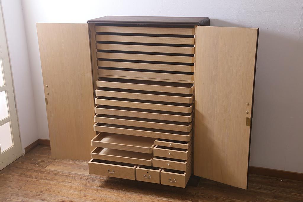 中古　国産高級家具　厚手桐材　隠し付き　桜と御所車の金具が優美な桐箪笥(衣装タンス、洋服タンス、桐たんす)(定価約90万円)(R-039973)