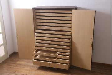 中古　国産高級家具　厚手桐材　隠し付き　桜と御所車の金具が優美な桐箪笥(衣装タンス、洋服タンス、桐たんす)(定価約90万円)(R-039973)