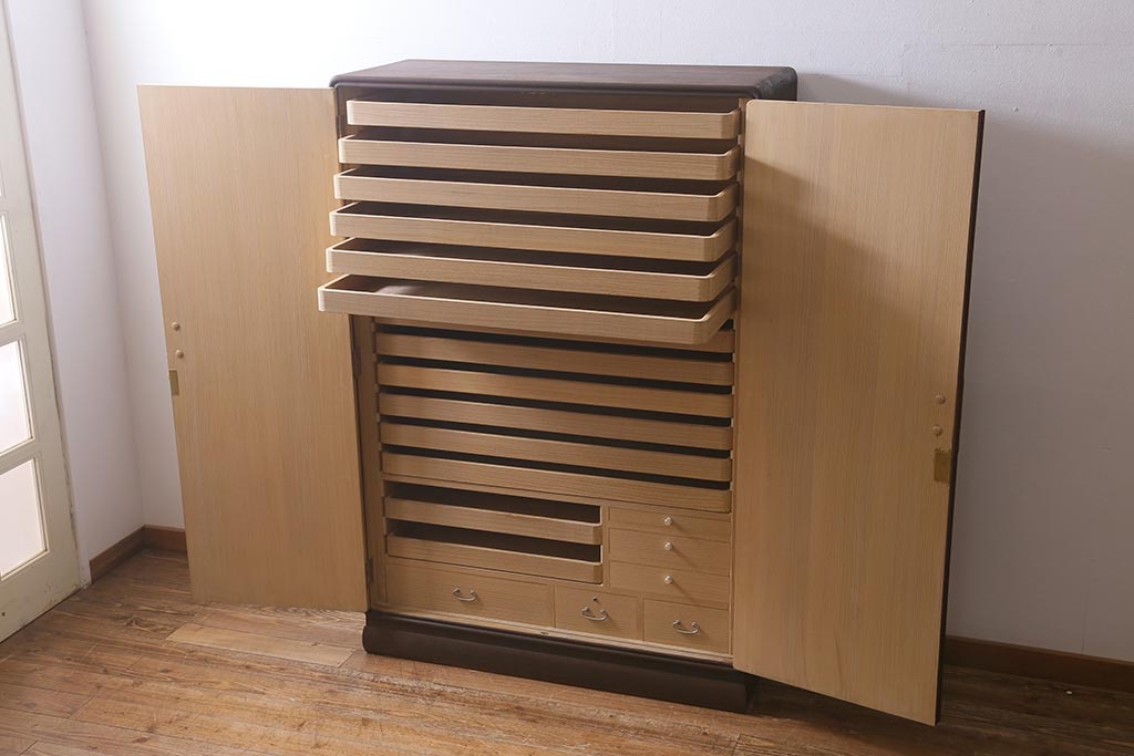 中古　国産高級家具　厚手桐材　隠し付き　桜と御所車の金具が優美な桐箪笥(衣装タンス、洋服タンス、桐たんす)(定価約90万円)(R-039973)