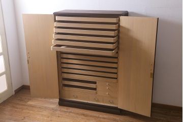 中古　国産高級家具　厚手桐材　隠し付き　桜と御所車の金具が優美な桐箪笥(衣装タンス、洋服タンス、桐たんす)(定価約90万円)(R-039973)