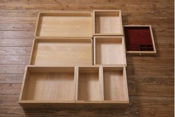 中古　国産高級家具　厚手桐材　隠し付き　桜と御所車の金具が優美な桐箪笥(衣装タンス、洋服タンス、桐たんす)(定価約90万円)(R-039973)