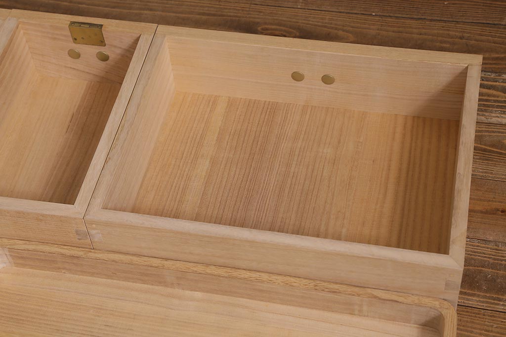 中古　国産高級家具　厚手桐材　隠し付き　桜と御所車の金具が優美な桐箪笥(衣装タンス、洋服タンス、桐たんす)(定価約90万円)(R-039973)