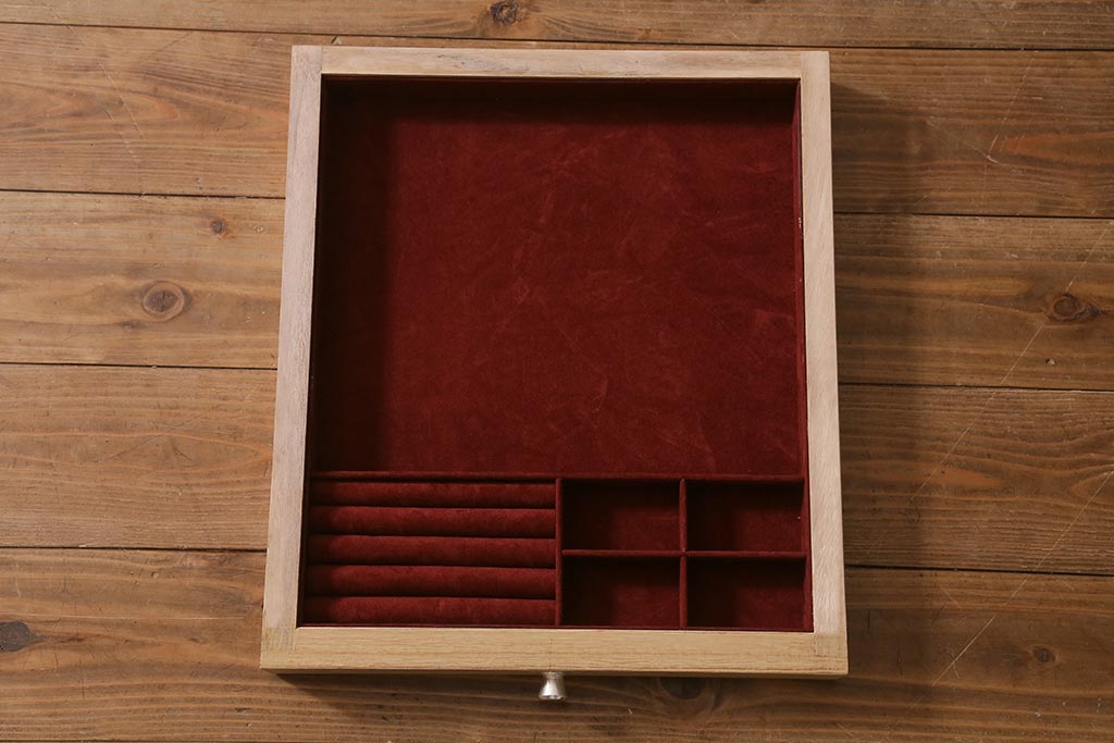 中古　国産高級家具　厚手桐材　隠し付き　桜と御所車の金具が優美な桐箪笥(衣装タンス、洋服タンス、桐たんす)(定価約90万円)(R-039973)