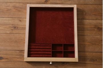 中古　国産高級家具　厚手桐材　隠し付き　桜と御所車の金具が優美な桐箪笥(衣装タンス、洋服タンス、桐たんす)(定価約90万円)(R-039973)