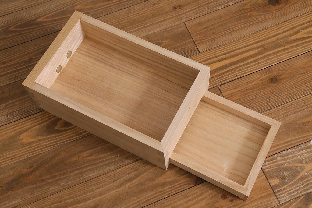 中古　国産高級家具　厚手桐材　隠し付き　桜と御所車の金具が優美な桐箪笥(衣装タンス、洋服タンス、桐たんす)(定価約90万円)(R-039973)