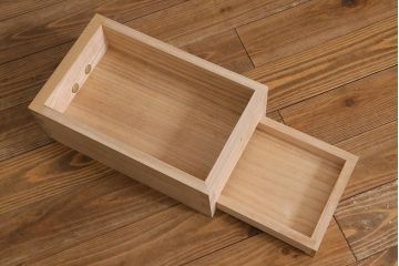 中古　国産高級家具　厚手桐材　隠し付き　桜と御所車の金具が優美な桐箪笥(衣装タンス、洋服タンス、桐たんす)(定価約90万円)(R-039973)