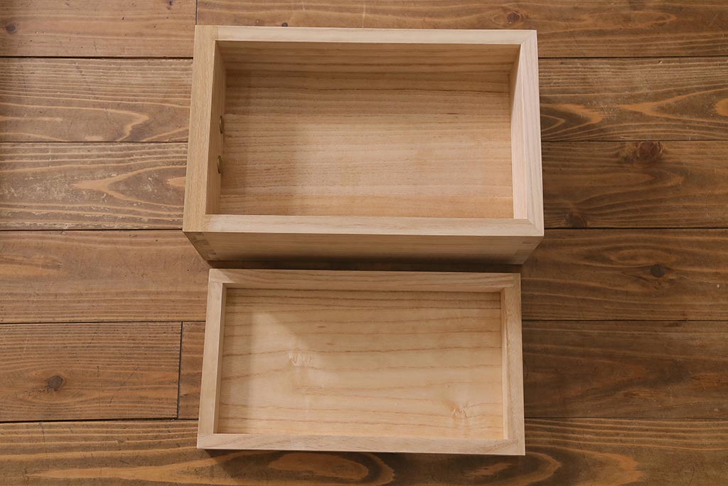 中古　国産高級家具　厚手桐材　隠し付き　桜と御所車の金具が優美な桐箪笥(衣装タンス、洋服タンス、桐たんす)(定価約90万円)(R-039973)