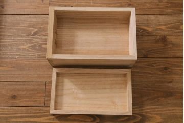 中古　国産高級家具　厚手桐材　隠し付き　桜と御所車の金具が優美な桐箪笥(衣装タンス、洋服タンス、桐たんす)(定価約90万円)(R-039973)