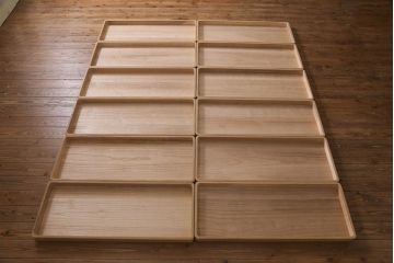 中古　国産高級家具　厚手桐材　隠し付き　桜と御所車の金具が優美な桐箪笥(衣装タンス、洋服タンス、桐たんす)(定価約90万円)(R-039973)