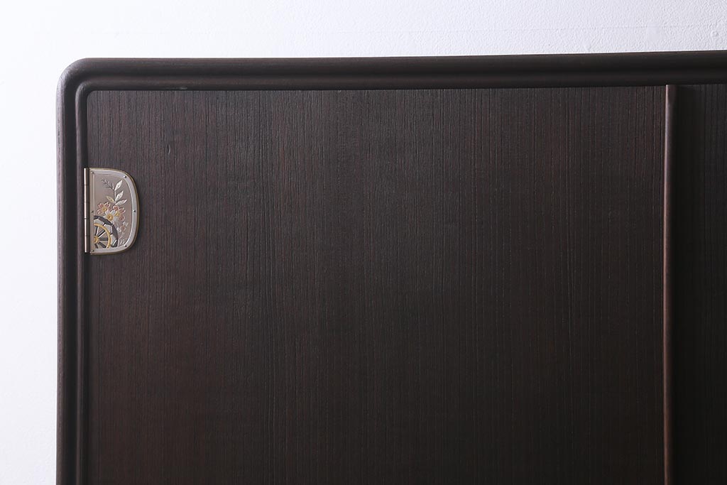 中古　国産高級家具　厚手桐材　隠し付き　桜と御所車の金具が優美な桐箪笥(衣装タンス、洋服タンス、桐たんす)(定価約90万円)(R-039973)