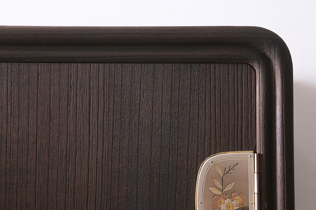 中古　国産高級家具　厚手桐材　隠し付き　桜と御所車の金具が優美な桐箪笥(衣装タンス、洋服タンス、桐たんす)(定価約90万円)(R-039973)