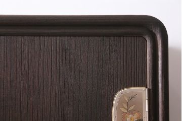 中古　国産高級家具　厚手桐材　隠し付き　桜と御所車の金具が優美な桐箪笥(衣装タンス、洋服タンス、桐たんす)(定価約90万円)(R-039973)