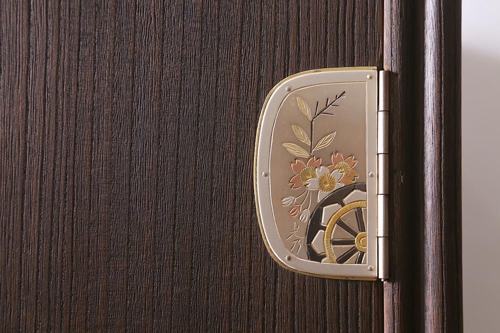 中古　国産高級家具　厚手桐材　隠し付き　桜と御所車の金具が優美な桐箪笥(衣装タンス、洋服タンス、桐たんす)(定価約90万円)(R-039973)