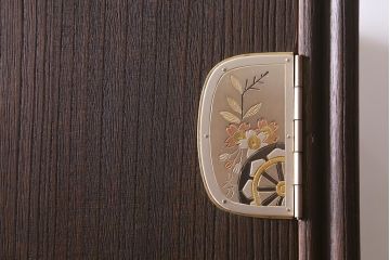 中古　国産高級家具　厚手桐材　隠し付き　桜と御所車の金具が優美な桐箪笥(衣装タンス、洋服タンス、桐たんす)(定価約90万円)(R-039973)