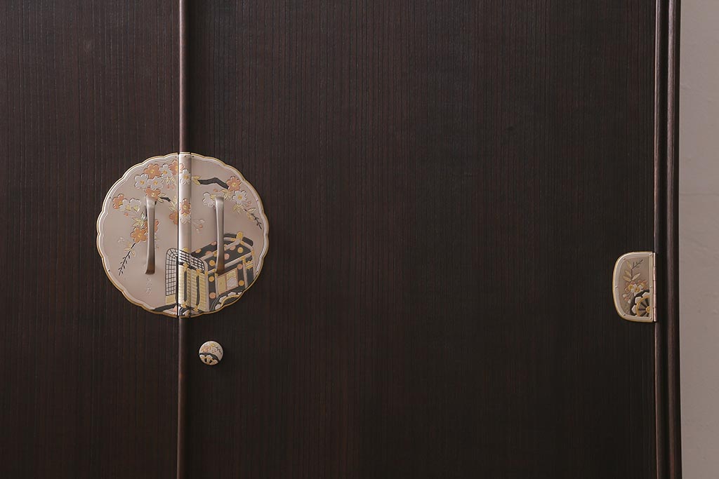 中古　国産高級家具　厚手桐材　隠し付き　桜と御所車の金具が優美な桐箪笥(衣装タンス、洋服タンス、桐たんす)(定価約90万円)(R-039973)