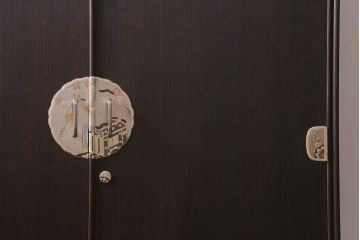 中古　国産高級家具　厚手桐材　隠し付き　桜と御所車の金具が優美な桐箪笥(衣装タンス、洋服タンス、桐たんす)(定価約90万円)(R-039973)