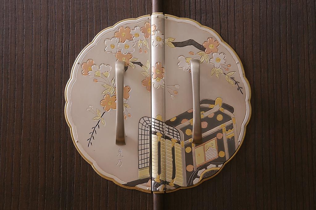 中古　国産高級家具　厚手桐材　隠し付き　桜と御所車の金具が優美な桐箪笥(衣装タンス、洋服タンス、桐たんす)(定価約90万円)(R-039973)