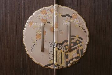 中古　国産高級家具　厚手桐材　隠し付き　桜と御所車の金具が優美な桐箪笥(衣装タンス、洋服タンス、桐たんす)(定価約90万円)(R-039973)