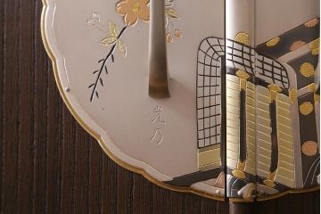 中古　国産高級家具　厚手桐材　隠し付き　桜と御所車の金具が優美な桐箪笥(衣装タンス、洋服タンス、桐たんす)(定価約90万円)(R-039973)