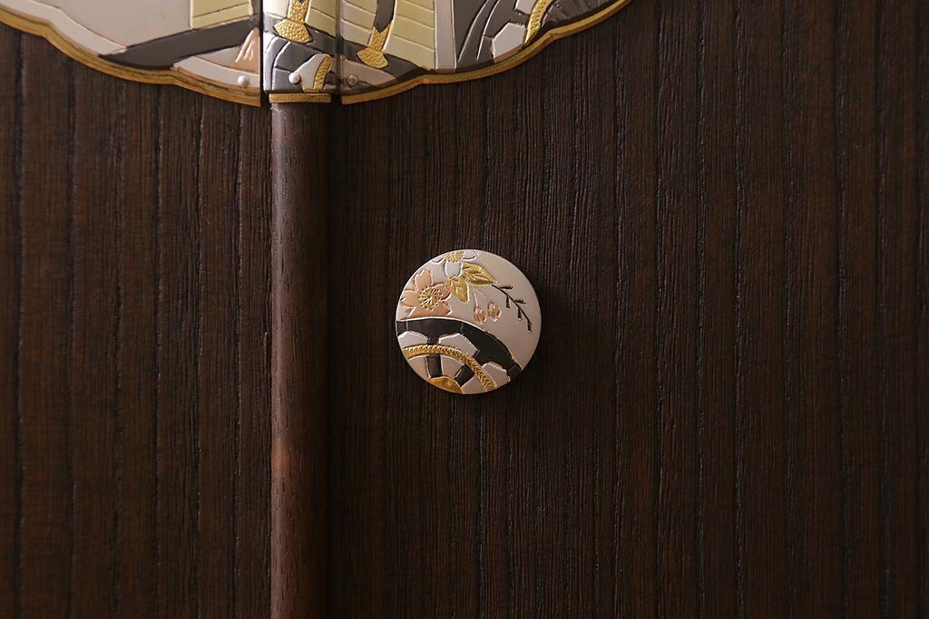 中古　国産高級家具　厚手桐材　隠し付き　桜と御所車の金具が優美な桐箪笥(衣装タンス、洋服タンス、桐たんす)(定価約90万円)(R-039973)