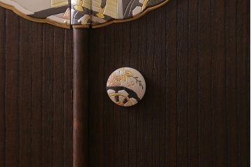 中古　国産高級家具　厚手桐材　隠し付き　桜と御所車の金具が優美な桐箪笥(衣装タンス、洋服タンス、桐たんす)(定価約90万円)(R-039973)